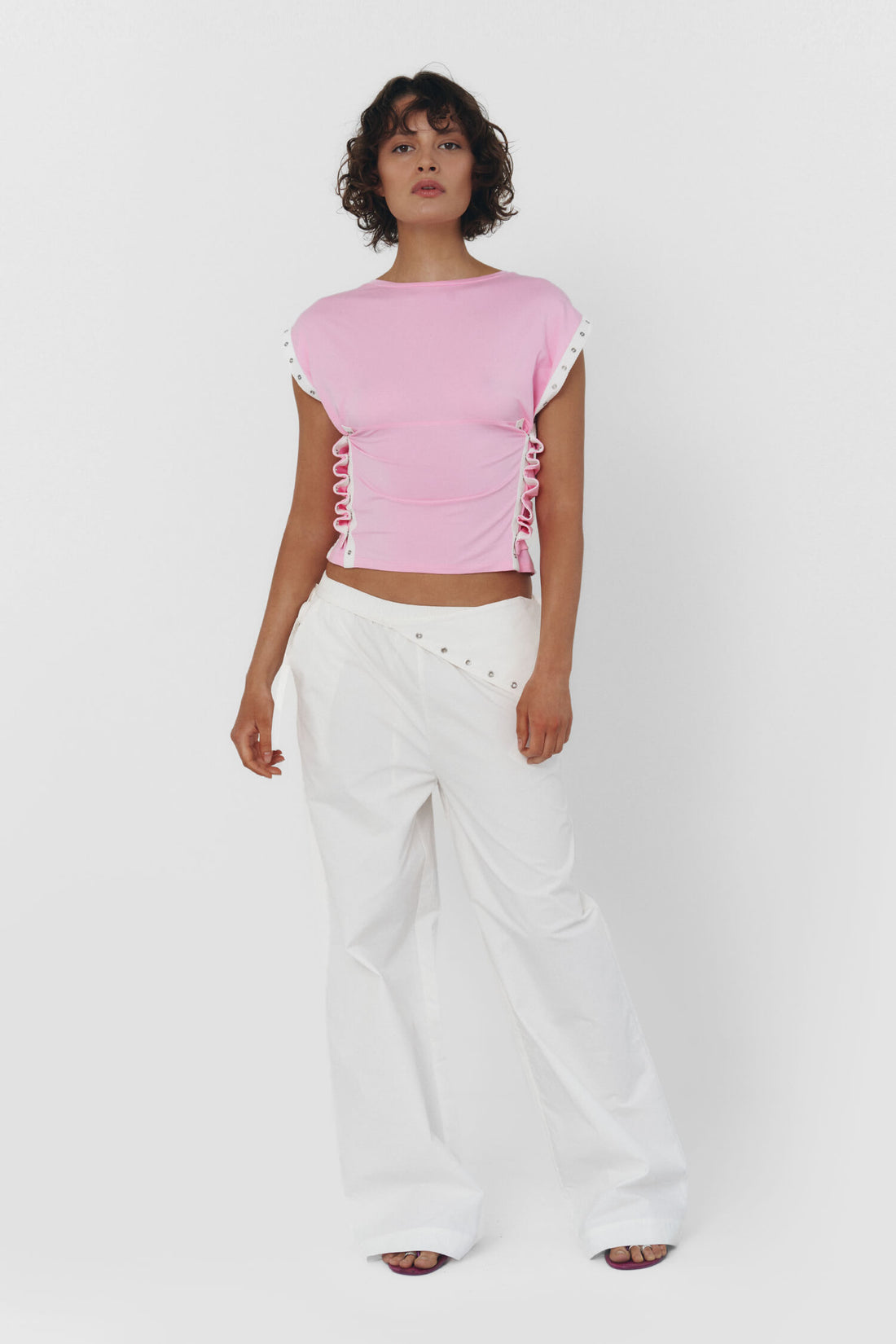 ALÍCIA PANT IN WHITE