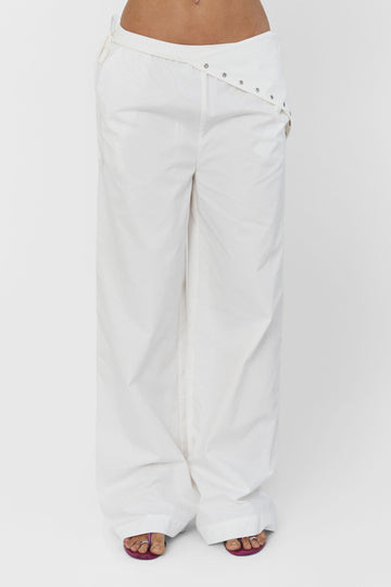 ALÍCIA PANT IN WHITE