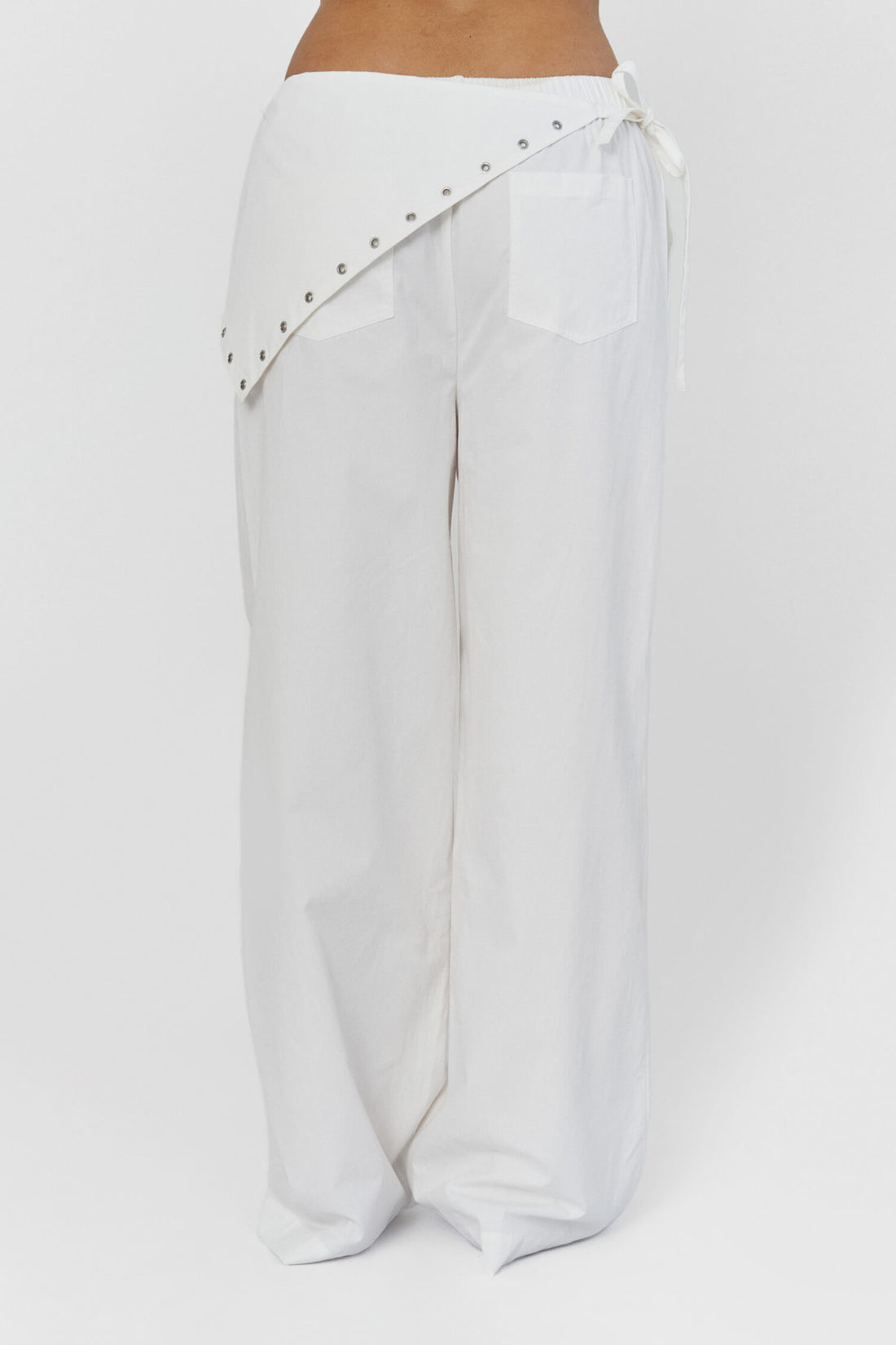 ALÍCIA PANT IN WHITE